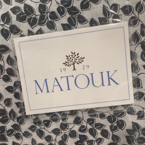 Matouk Margot Oblong Floral Printed Linen Tablecloth 70" x 126" Midnight - Picture 2 of 5